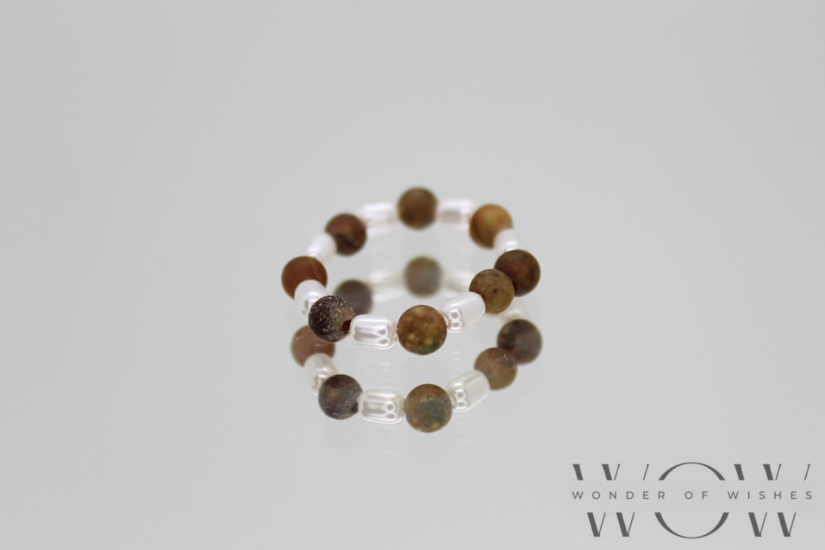 Ring aus Natursteinperlen (3-4mm)