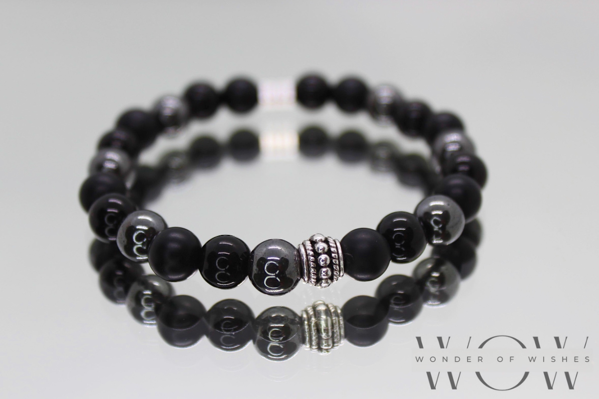 Männer Armband mit grauen und schwarze Perlen. Zwischenteile sind Silber und aus nickelfreiem Material.