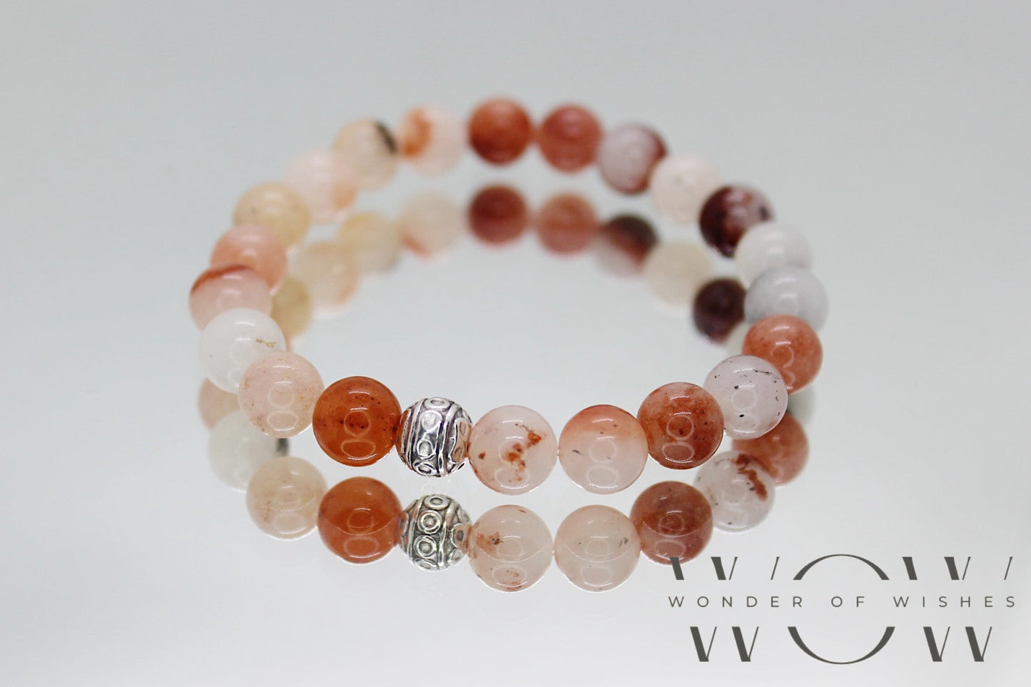 Ein 8mm Perlenarmband im verspielter Farbe (Orange, Weiss und Schwarz)mit einem silbernem nickelfreiem Zwischenteil.