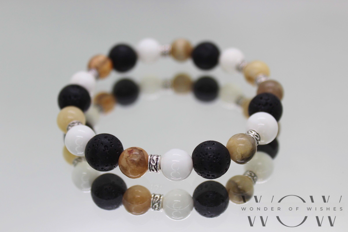 Männer Armband mit beige, weisse und schwarze Perlen. Zwischenteile sind Silber und aus nickelfreiem Material.