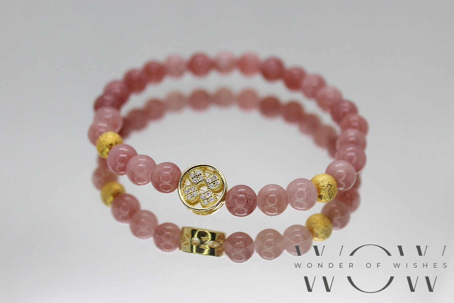 Ein rosa 6 mm perlenarmband aus natursteinen mit goldene nickelfreie Zwischenteile.