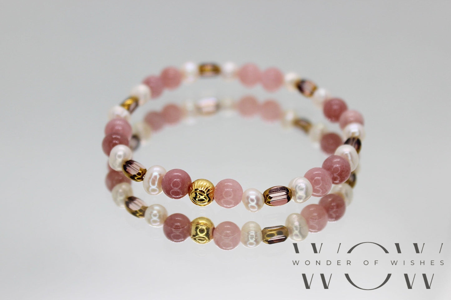 Ein verspieltes rosa weisses 6mm Perlenarmband
