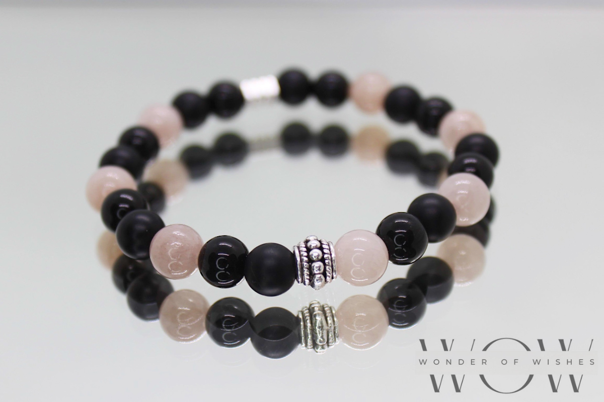 Männer Armband beige und schwarze Perlen. Zwischenteile sind Silber und aus nickelfreiem Material.