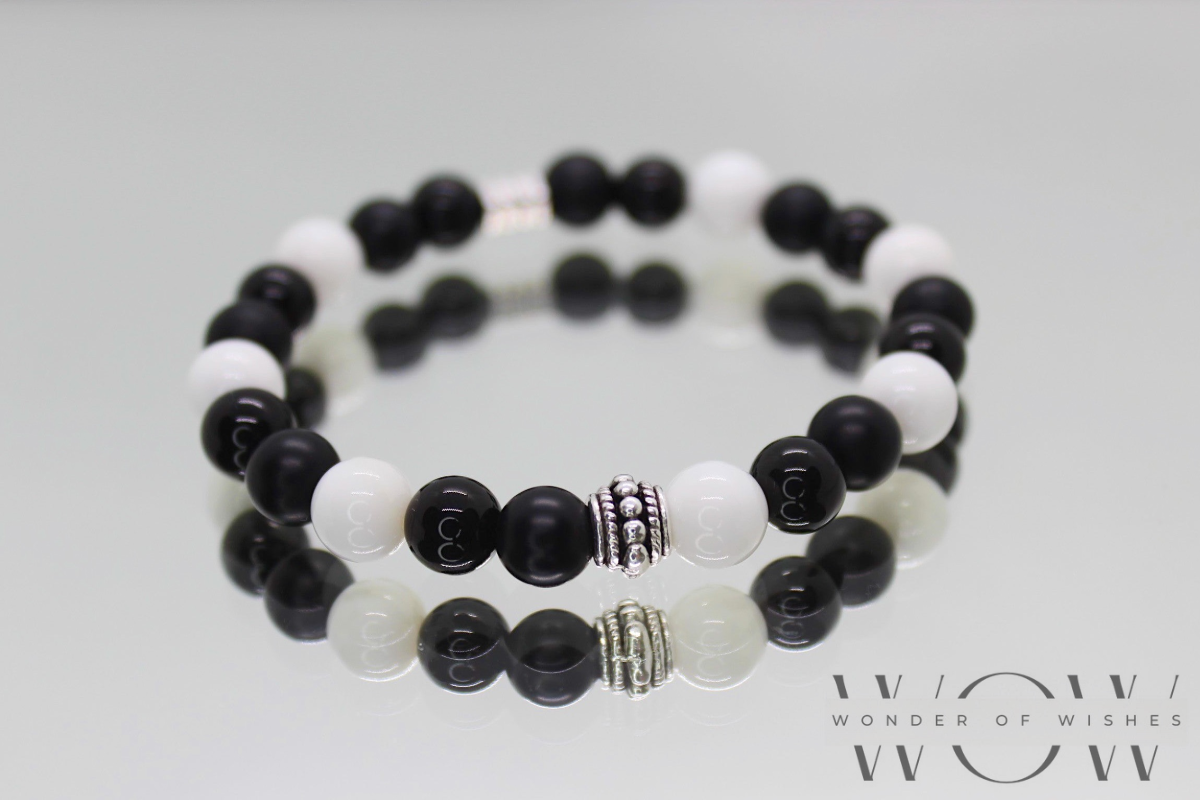 Männer Armband mit weisse und schwarze Perlen. Zwischenteile sind Silber und aus nickelfreiem Material.