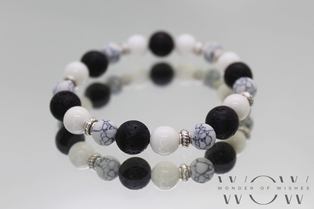 Männer Armband mit weisse und schwarze Perlen. Zwischenteile sind Silber und aus nickelfreiem Material.