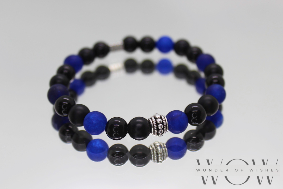 Männer Armband mit blaue und schwarze Perlen. Zwischenteile sind Silber und aus nickelfreiem Material.