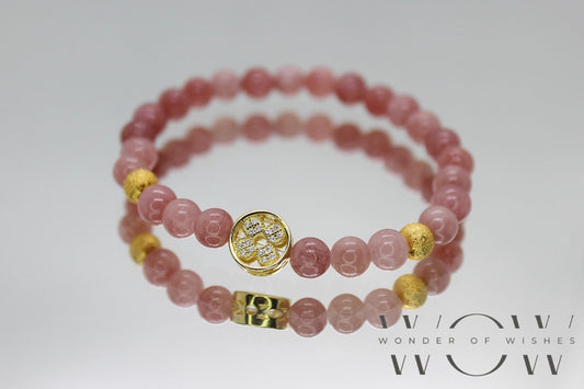 Ein rosa 6 mm perlenarmband aus natursteinen mit goldene nickelfreie Zwischenteile.